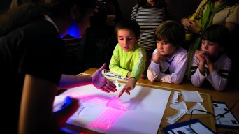 Participants del taller 'Descubriendo la luz' de Ciudad Ciencia